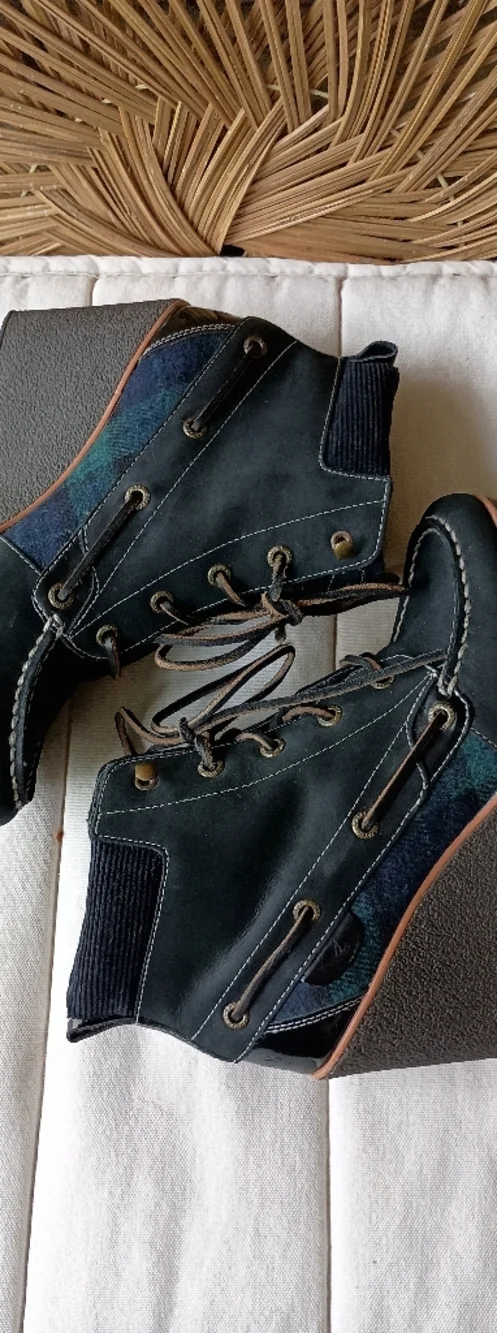 Sperry navy lace